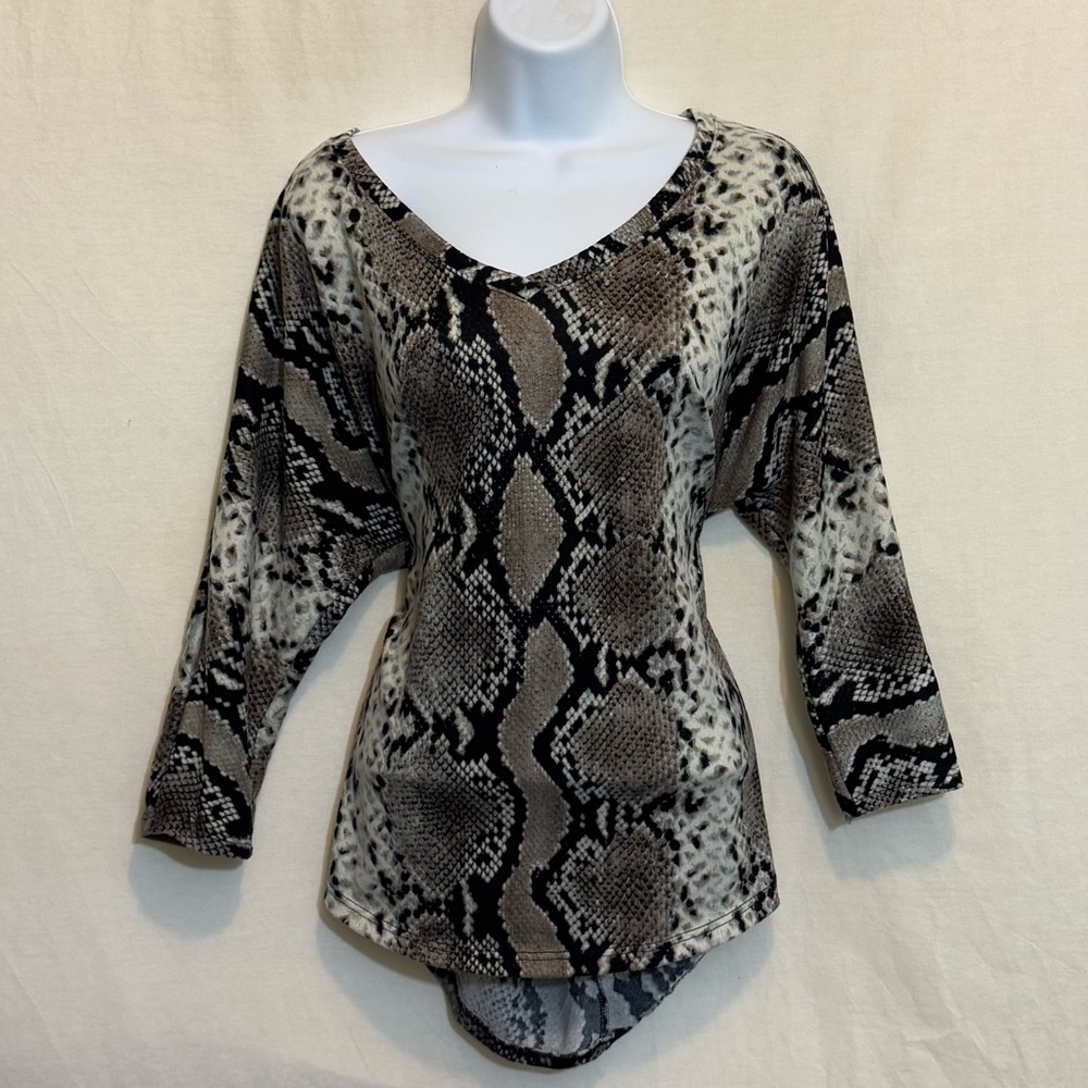 E-17 Femme by Tresics Animal Print 1/2 Sleeve High Low Sweater Size M‎